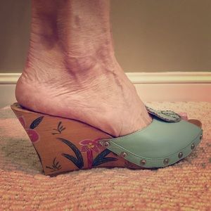 Cochni peace sign baby blue flower wedges